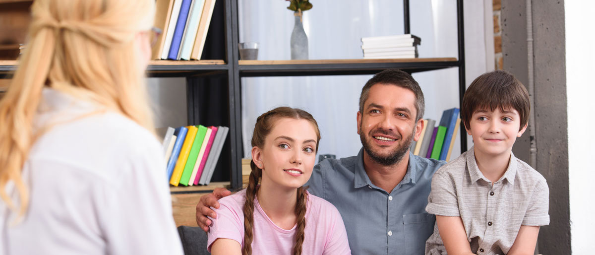 Vater mit seinen zwei Kindern in einer Coaching-Situation