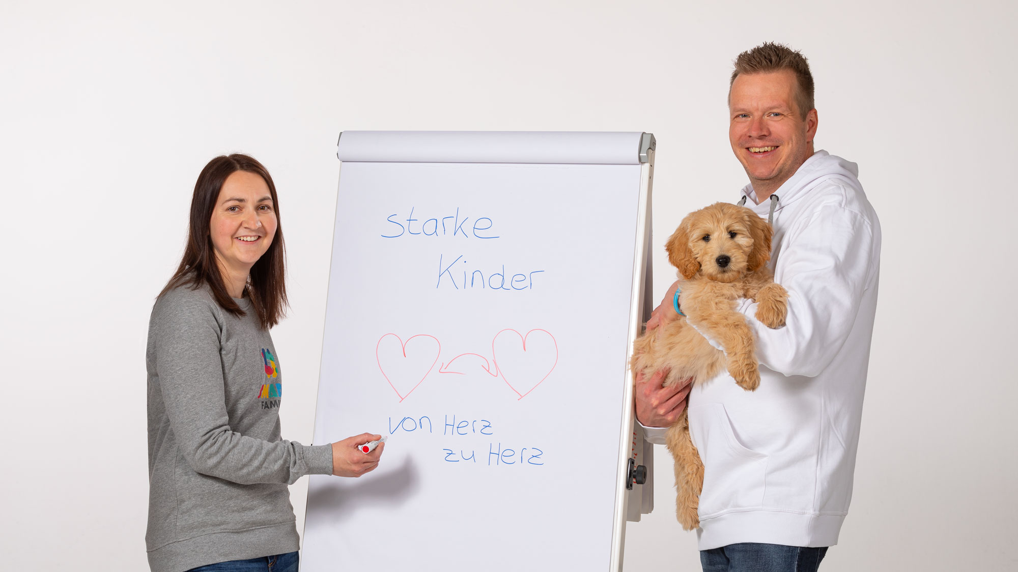Lena und Peter Gehle, mit Hund und Flipchart